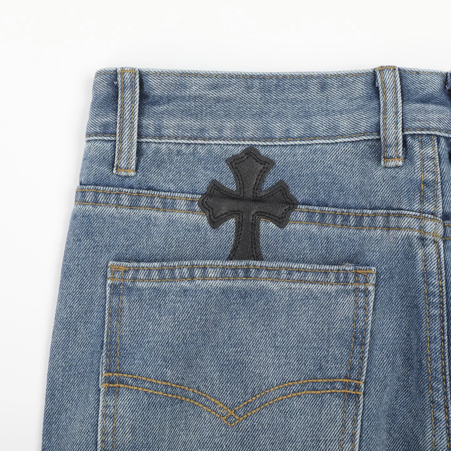 P230 Chrome Hearts CH/Chrome Hearts Classic Blue Pants Black Cross Patched Leather Jeans. Original purchased and patterned. Really restores the ultimate texture of Vintage. Special Italian cowhide print and then cut. Customized sheepskin three-layer thick line leather. The whole body is spliced in heavy water washing process. Craftsmen hand-splashed ink. You can see the details. Three-dimensional cutting version. Loose and comfortable. Not picky on the figure. Makes taller and slimmer. Factory Seiko. Original quality control. Same style for men and women. Can be matched with couples. Versatile recommendation. Essential jeans for all seasons Color: blue Size: 28-36 (S-XXL)